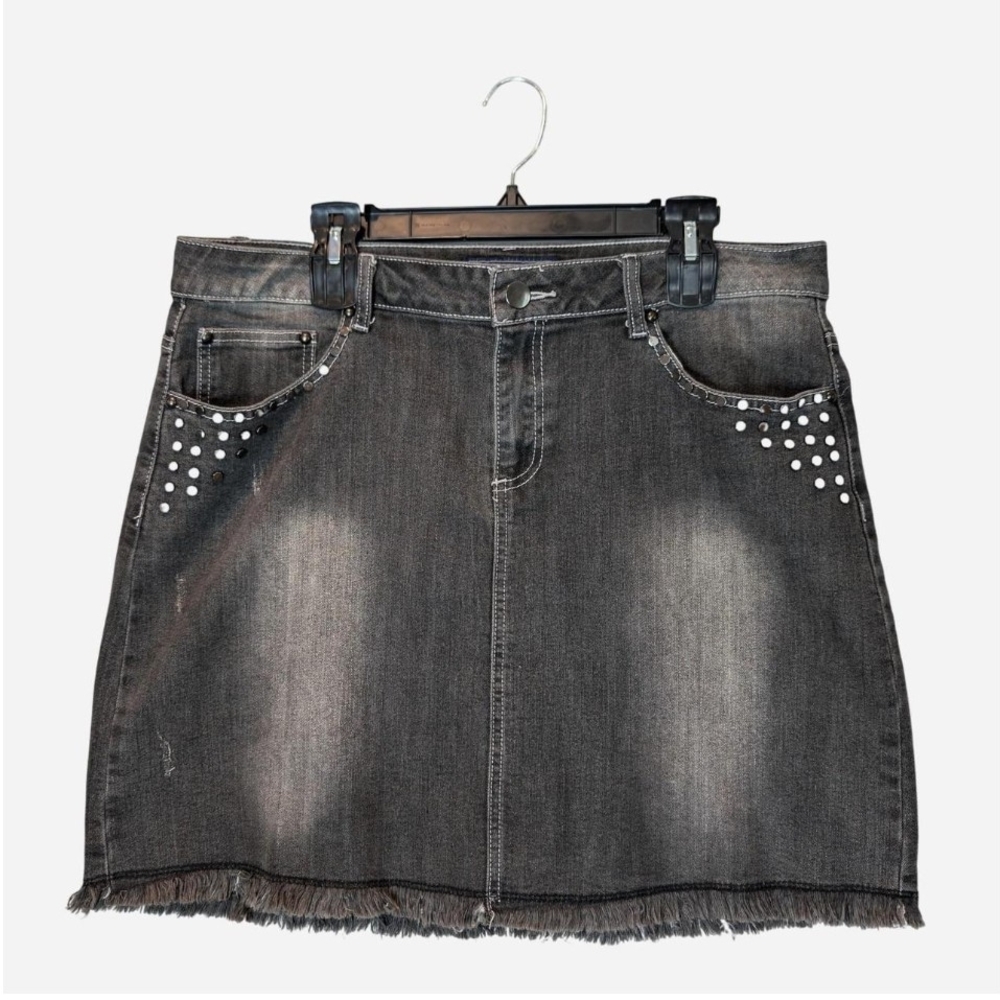 Pre-owned Stylish Gray Denim Skirt with Studded Pockets